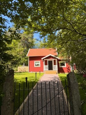 Nyrenoverad stuga med närhet till sjö & natur
