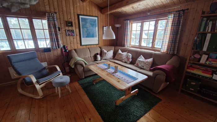 Hyr denna stuga i  på 58 m². 5-6 sängplatser. 6 500 - 8 500 kr per vecka. Se bilder och tillgänglighet här.