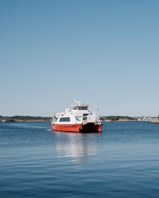 Kosterbåten på väg ut mot Kosteröarna