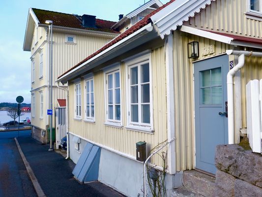 Hus vid hamnen i Strömstad