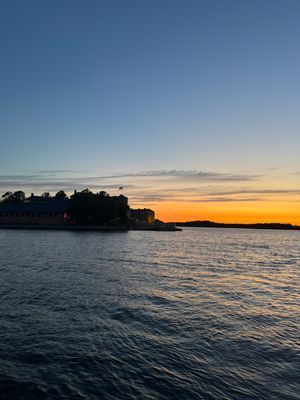 Pittoreska skärgårdsstaden Vaxholm ligger på ön bredvid. Bilfärja.