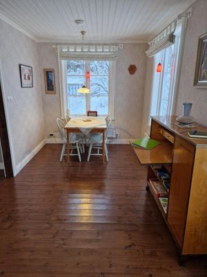 Naturnära Gäststuga på liten gård med höns