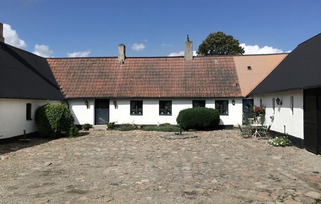 Bild 4 på Kringbyggd korsvirkesgård nära havet