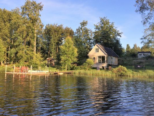 Charmigt hus med sjötomt i naturskön omgivning