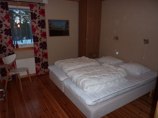 Hyr denna stuga i  på 140 m². 12 sängplatser. 7 500 - 13 000 kr per vecka. Se bilder och tillgänglighet här.