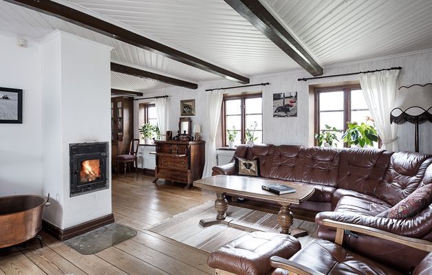 Kringbyggd korsvirkesgård nära havet - Bild 6