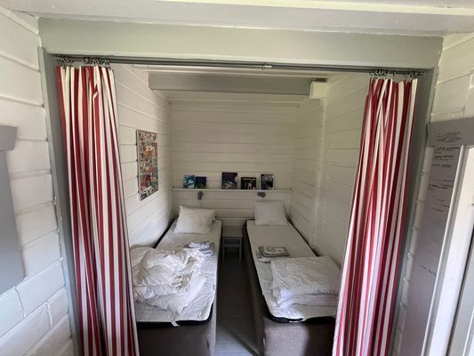 Mysig och fräsch stuga med insynsskyddad tomt - Bild 15