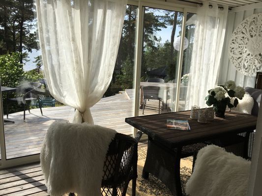 inglasad veranda mot havet