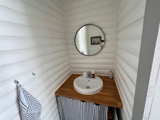 Mysig och fräsch stuga med insynsskyddad tomt - Bild 12