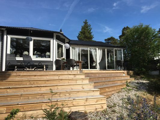 veranda mot havet, skogstomt sluttande.