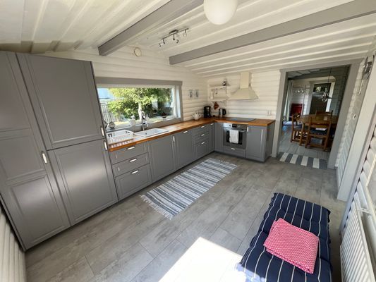 Mysig och fräsch stuga med insynsskyddad tomt - Bild 8