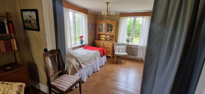 Hyr denna stuga i Slite på 101 m². 4-8 sängplatser. Från 9 000 kr per vecka. Se bilder och tillgänglighet här.