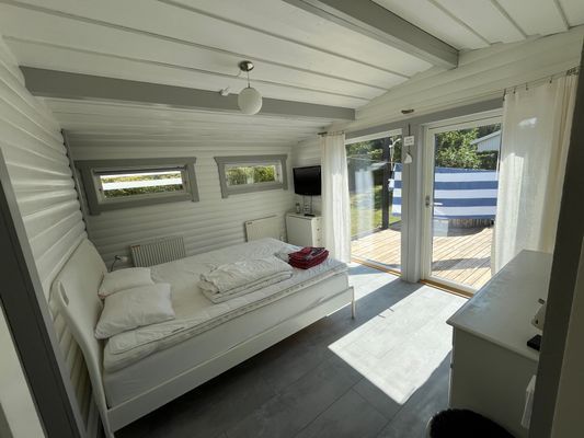 Mysig och fräsch stuga med insynsskyddad tomt - Bild 10