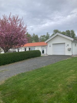 Hyr denna stuga i  på 90 m². 6 sängplatser. Från 11 800 kr per vecka. Se bilder och tillgänglighet här.