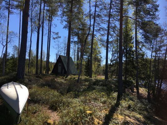 Litet hus för förvaring vid kanot och badplats
