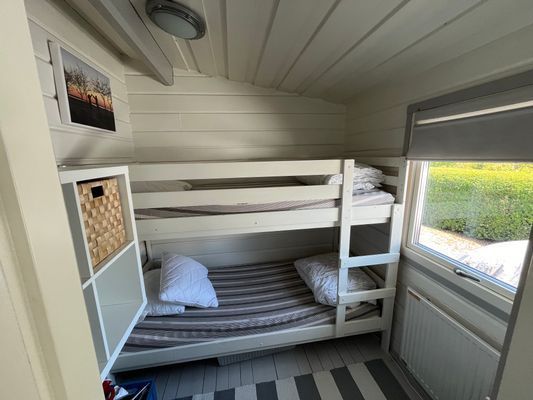 Mysig och fräsch stuga med insynsskyddad tomt - Bild 16