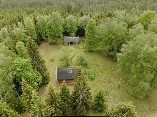 Avskilt torp i skogen – off grid, fiske & stillhet