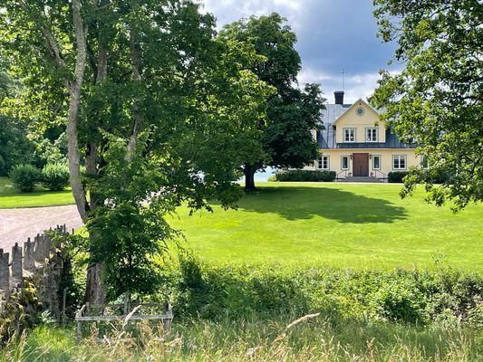 Hyr denna stuga i Mantorp på 70 m². 4-6 sängplatser. Från 3 400 kr per vecka. Se bilder och tillgänglighet här.