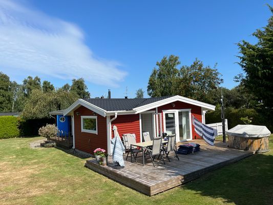 Mysig och fräsch stuga med insynsskyddad tomt