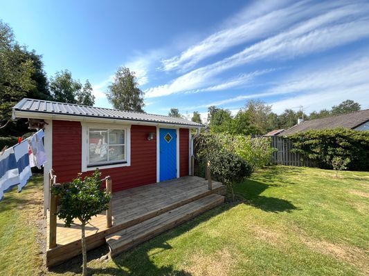 Mysig och fräsch stuga med insynsskyddad tomt - Bild 7