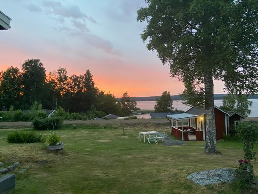 Hyr denna stuga i  på 80 m². 7-8 sängplatser. 6 000 - 10 000 kr per vecka. Se bilder och tillgänglighet här.