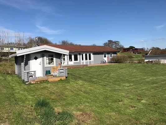 Hyr denna stuga i Båstad på 85 m². 4-6 sängplatser. Från 12 000 kr per vecka. Se bilder och tillgänglighet här.