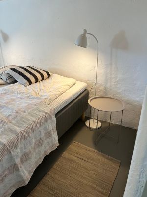 Gästsovrum i källare, dubbelsäng samt en sovfåtölj