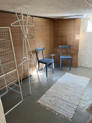 Gästsovrum i källare, klädförvaring