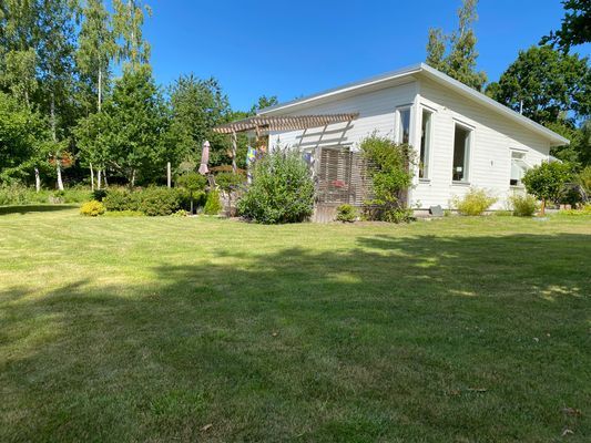 Hyr denna stuga i  på 64 m². 4 sängplatser. Från 7 000 kr per vecka. Se bilder och tillgänglighet här.