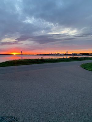 Strandpromenad, utsikt mot hamnen