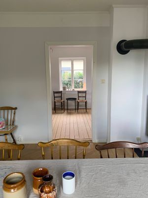 Vy från matplats in i köket