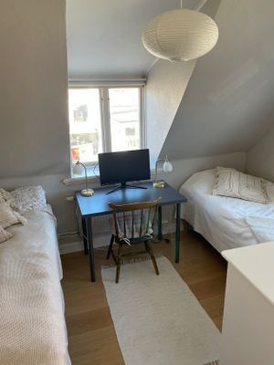 Lilla sovrummet, ovanvåning. Två enkelsängar (90cm) och skrivbord