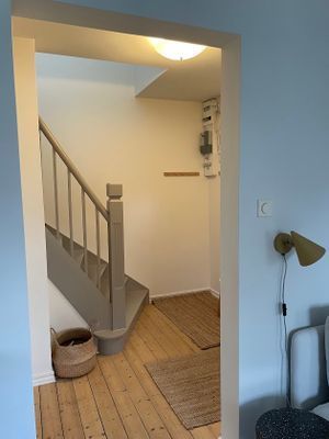 Vy från vardagsrum in i hall