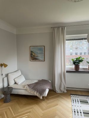 Hyr denna stuga i Höganäs på 78 m². 4-6 sängplatser. 14 000 - 14 700 kr per vecka. Se bilder och tillgänglighet här.