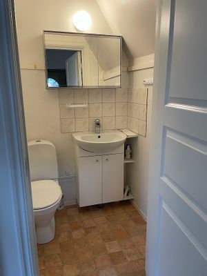 Toalett i hall, nedervåning (ej renoverad)