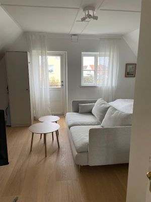 Stora sovrummet på ovanvåning. Dubbelsäng, klädförvaring, soffa och TV