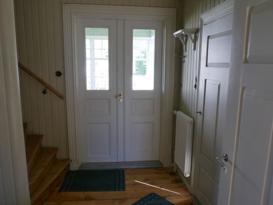 Bild 3 på Hemtrevligt 1800-tals hus nära sjö och skog.