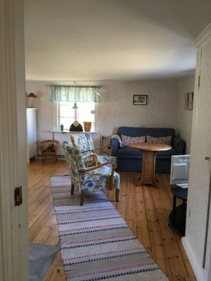 Stuga på bondgård med mjölkkor och kalvar