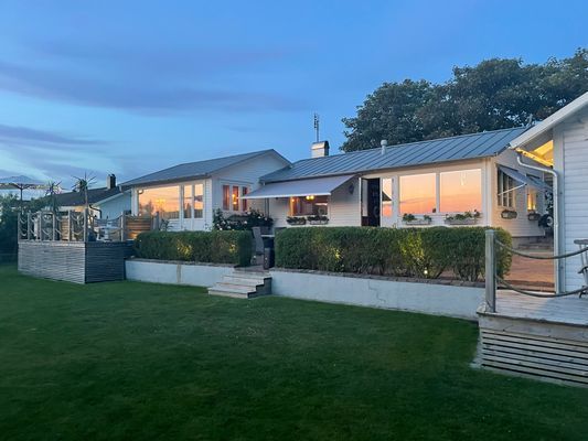 Stort strandnära sommarhus med härlig trädgård