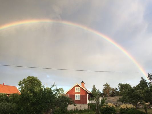 Bild 3 på Mysig skärgårds stuga nära havet med kök och loft