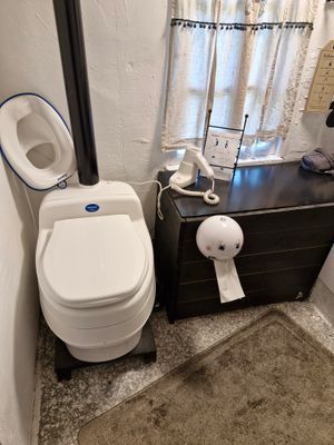 Mulltoa med urinseparation i badrummet