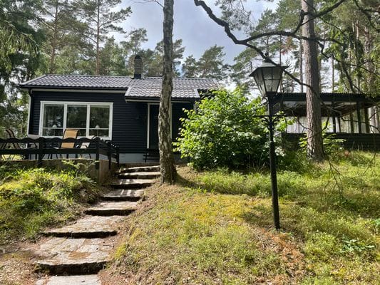 Hyr denna stuga i Yngsjö på 70 m². 6 sängplatser. 5 500 - 12 000 kr per vecka. Se bilder och tillgänglighet här.