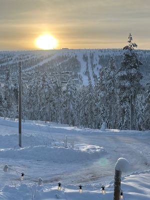 Hyr denna stuga i  på 65 m². 6 sängplatser. 15 000 - 20 000 kr per vecka. Se bilder och tillgänglighet här.