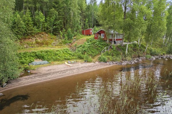 Avskild stuga vid sjön – off-grid med egen strand