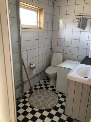 Hyr denna stuga i Strängnäs på 60 m². 2-3 sängplatser. 5 000 - 8 000 kr per vecka. Se bilder och tillgänglighet här.
