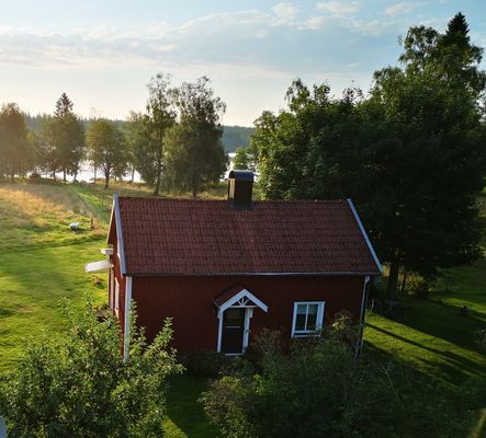 Bild 3 på Mysig stuga med sjöutsikt, inkl. båt och brygga