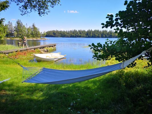 Hyr denna stuga i Nässjö på 70 m². 4 sängplatser. 6 000 - 8 000 kr per vecka. Se bilder och tillgänglighet här.