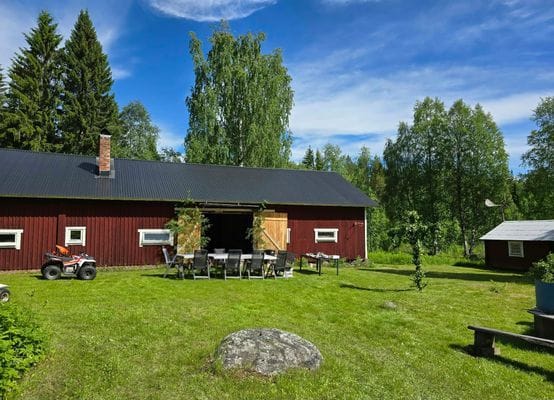 Mysig timmerstuga i naturskön miljö