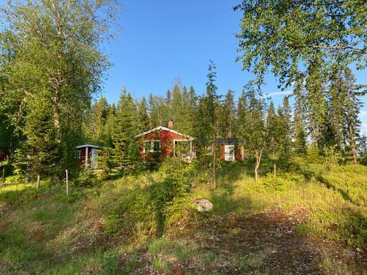 Ombonad stuga vid spår och sjö i Harsa - Bild 11