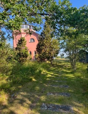 Hyr denna stuga i  på 150 m². 8-9 sängplatser. 20 000 - 25 000 kr per vecka. Se bilder och tillgänglighet här.